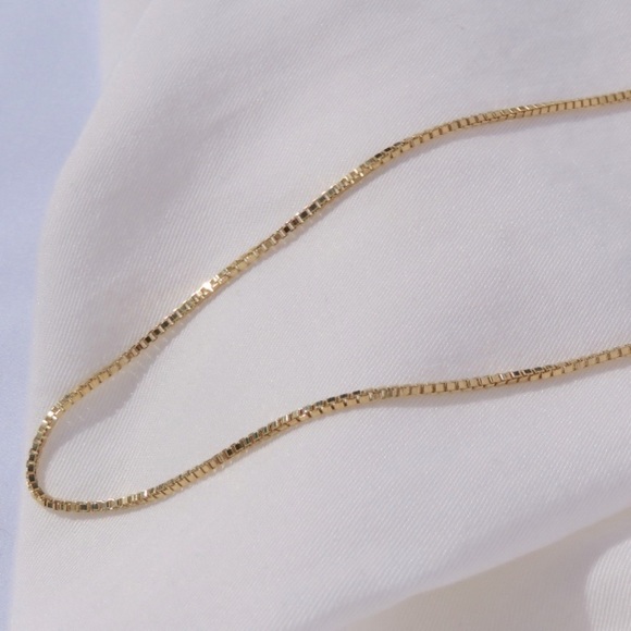 Single Box Necklace | 18k Gold Filled - Picture 2 of 7